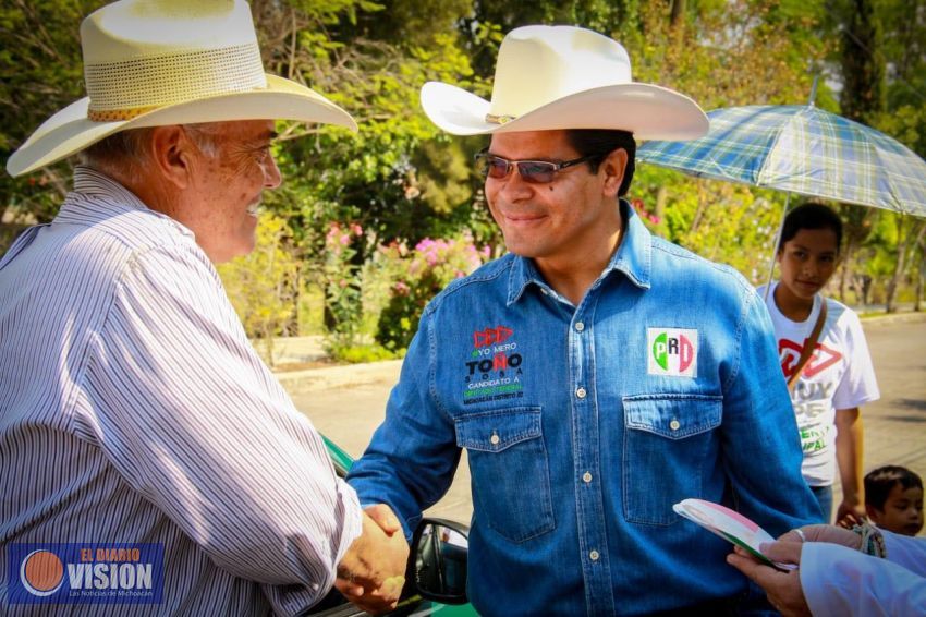 Toño Sosa continúa recorriendo el Distrito 02