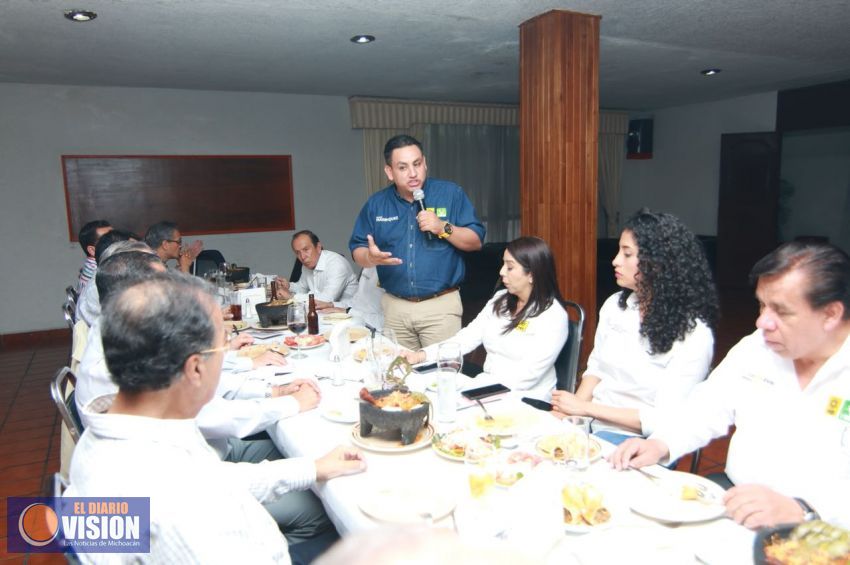 Fomento industrial reconoce trabajo de Víctor Manuel Manríquez