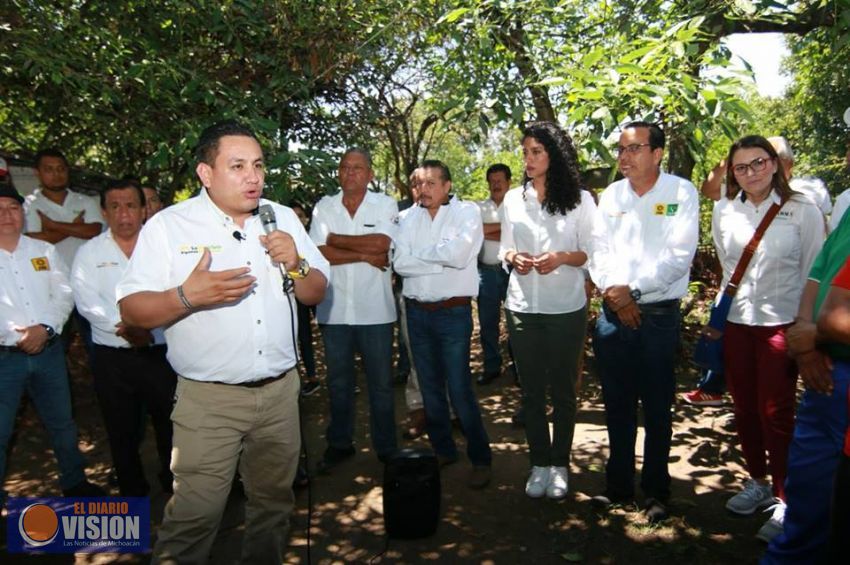 Integrantes del Grupo de RadioTaxis Alfa se reúnen con Víctor Manríquez