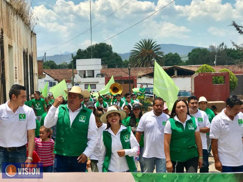 Dayana Pérez, sigue realizando proselitismo en el Distrito de Pátzcuaro
