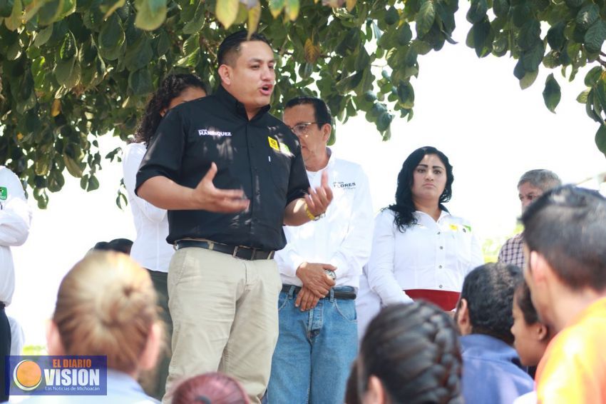 Trabajadores de empacadoras de aguacate solicitan apoyo para créditos a Víctor Manríquez