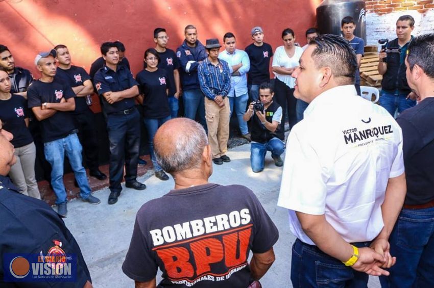 Víctor Manríquez reconoce importante labor de Bomberos Profesionales