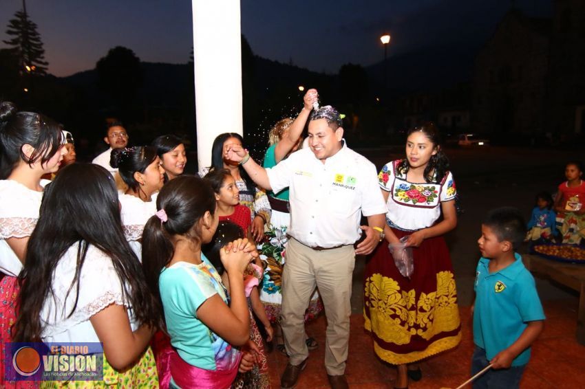 Gran recibimiento a.Víctor Manríquez en Capacuaro