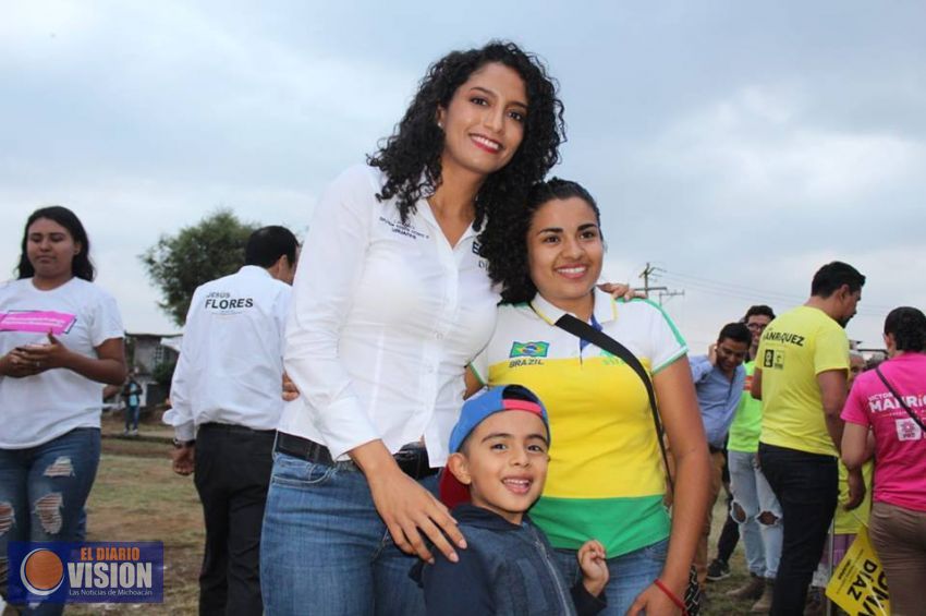 Edna Díaz asume compromiso de rescatar la cancha de la colonia La Mora