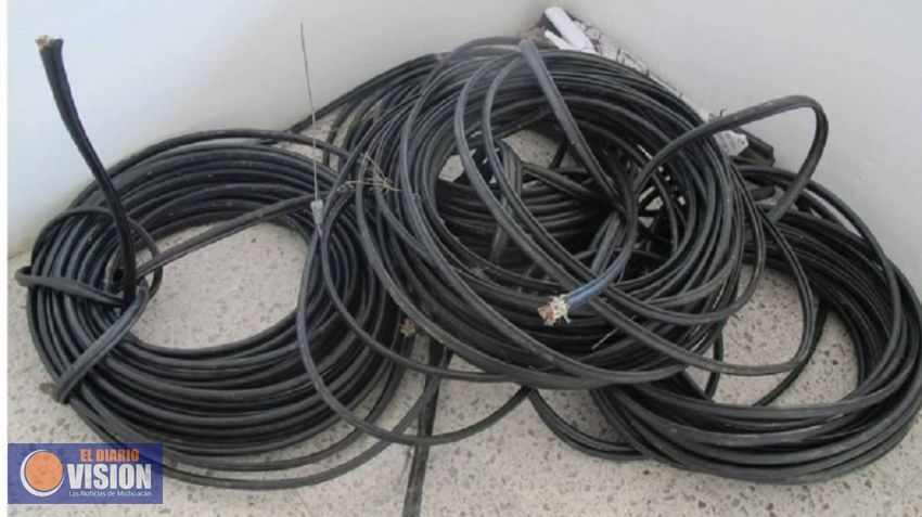 Atrapan a sujeto mientras robaba cable de TELMEX en Uruapan