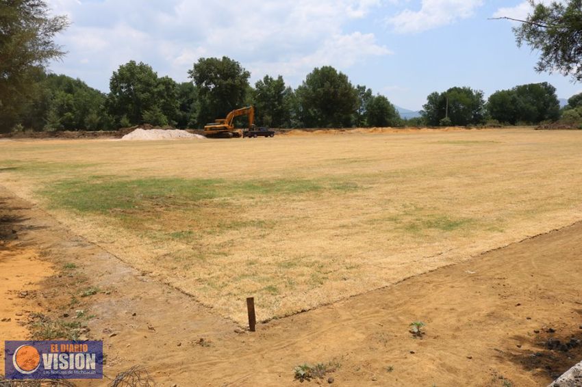 Avanza construcción de cancha de fútbol en la tenencia de la Cañada 