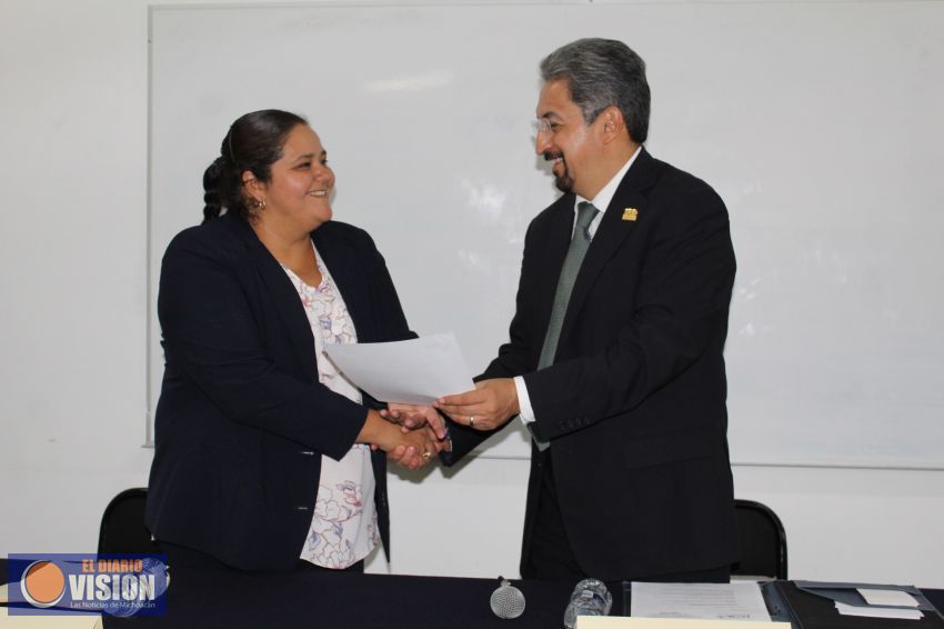 Por primera vez en 48 años, la Preparatoria Lázaro Cárdenas de Uruapan tiene una mujer directora