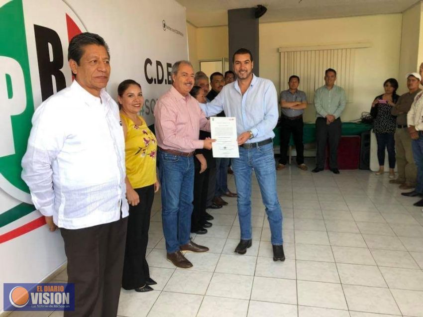 Adrian Melgoza recibe constancia de Mayoria 