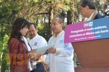 Leonel Godoy y Felipe Calderón presentaron el programa de Recuperación Ambiental del Lago de Pátzcu