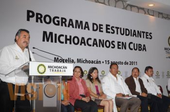 Se requieren médicos con vocación de servicio: Leonel Godoy Rangel