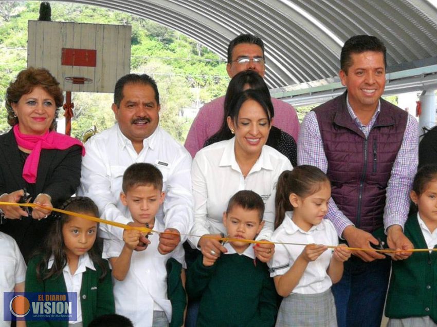 Lupillo Aguilera entrega apoyos a la   población del Distrito XI de Pátzcuaro
