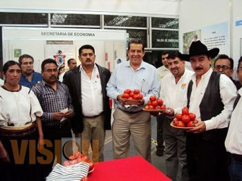 Jorge Carrasco inaugura en Oaxaca la Primera Feria del Tomate