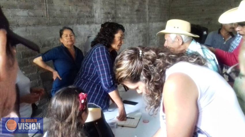 La diputada federal María Chávez atiende pliego petitorios en el municipio de Turicato