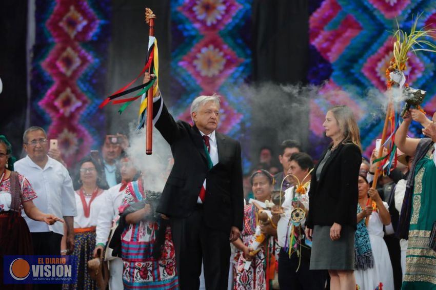 Andrés Manuel López Obrador, Presidente de México, recibe Bastón de Mando 