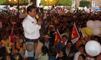 Silvano Aureoles, establece contacto con 50 mil michoacanos 