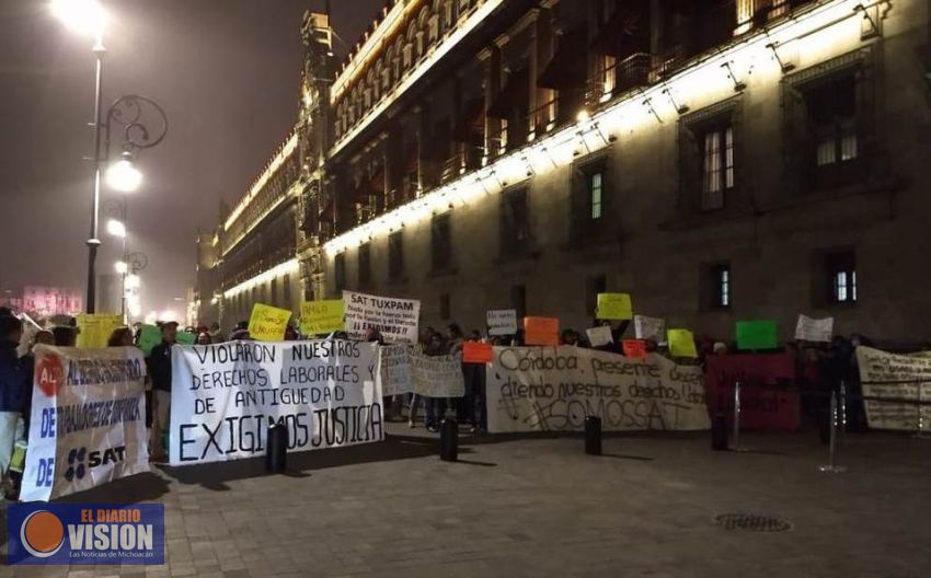 Ex trabajadores del SAT protestan frente a Palacio Nacional