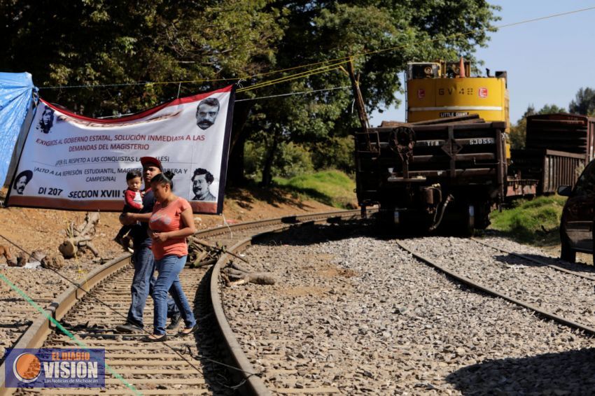 Continúan varados 351 trenes en Michoacán por bloques de la CNTE