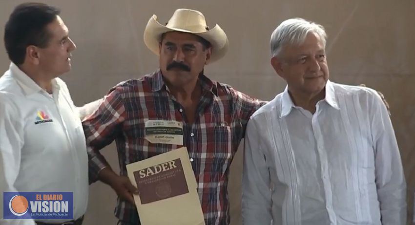 AMLO entrega apoyos del programa Producción para el Bienestar en Huetamo 