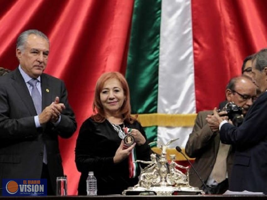 Rosario Ybarra recibe medalla Eduardo Neri en San Lázaro