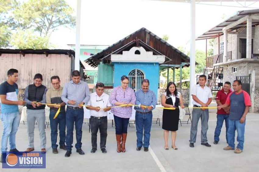 Inaugura Lupillo Aguilera techado en cancha de básquetbol en Ziracuaretiro