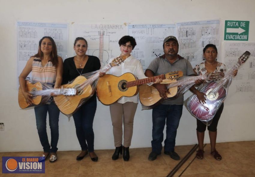 Anita Sanchez Castro entregó guitarras, para motivar a los jóvenes a través de la música 