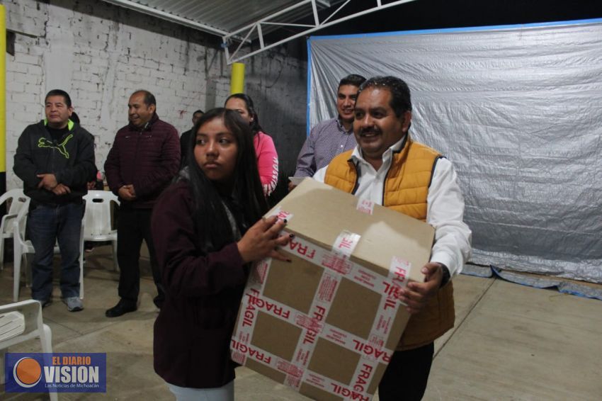Lupillo Aguilera entrega computadoras a estudiantes de su Distrito de Pátzcuaro