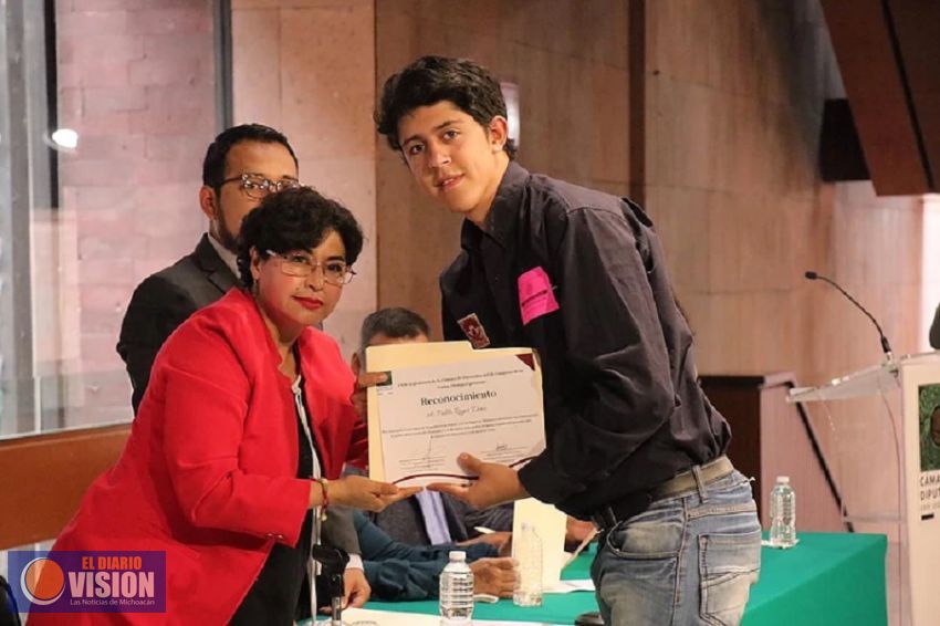 Anita Sánchez Castro entrega reconocimientos a estudiantes del Tec Ciudad Hidalgo