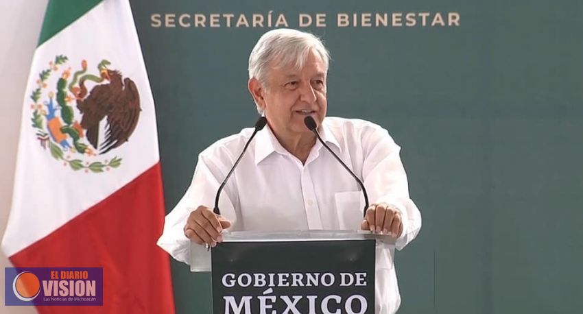AMLO anuncia censo de maestros para federalizar educación en Michoacán 