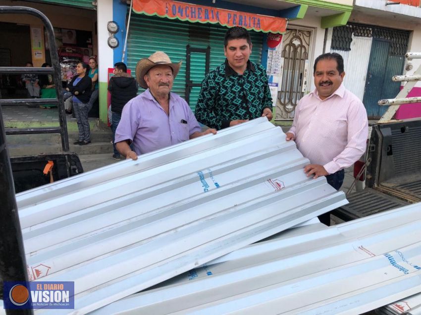 Entrega Lupillo Aguilera apoyos a la vivienda en Distrito de Pátzcuaro