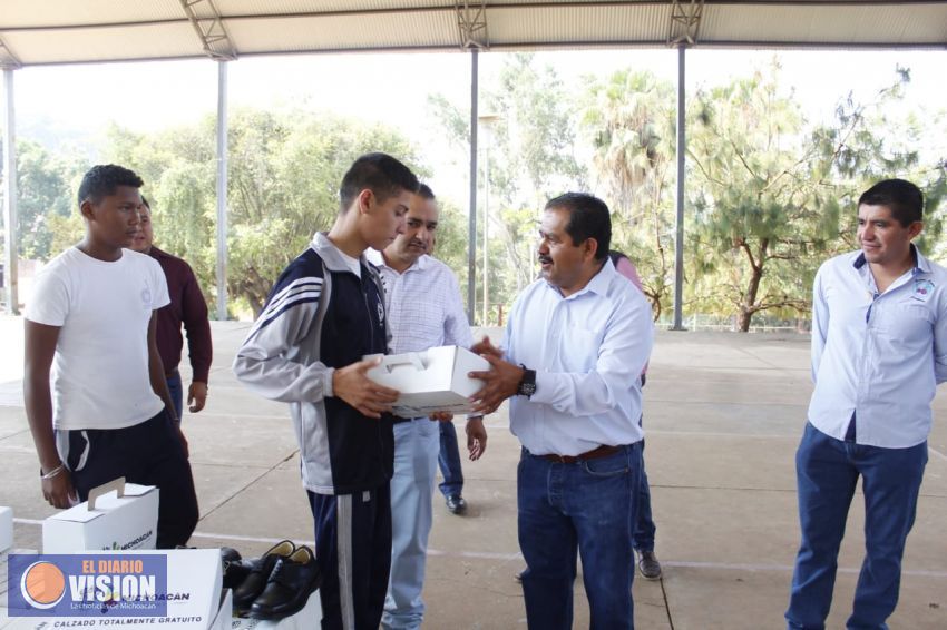 Entrega Lupillo Aguilera calzado escolar en escuelas de Tacámbaro 