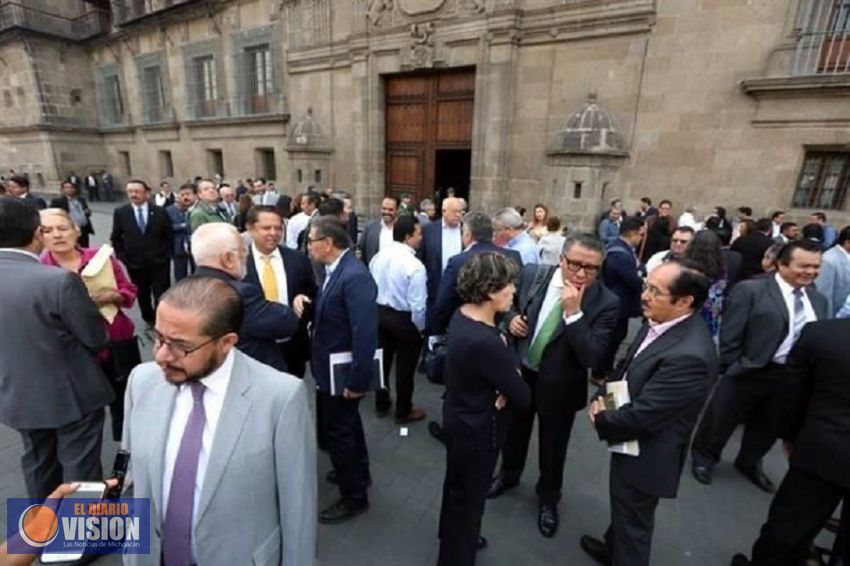 Se reúne AMLO con superdelegados y Gabinete