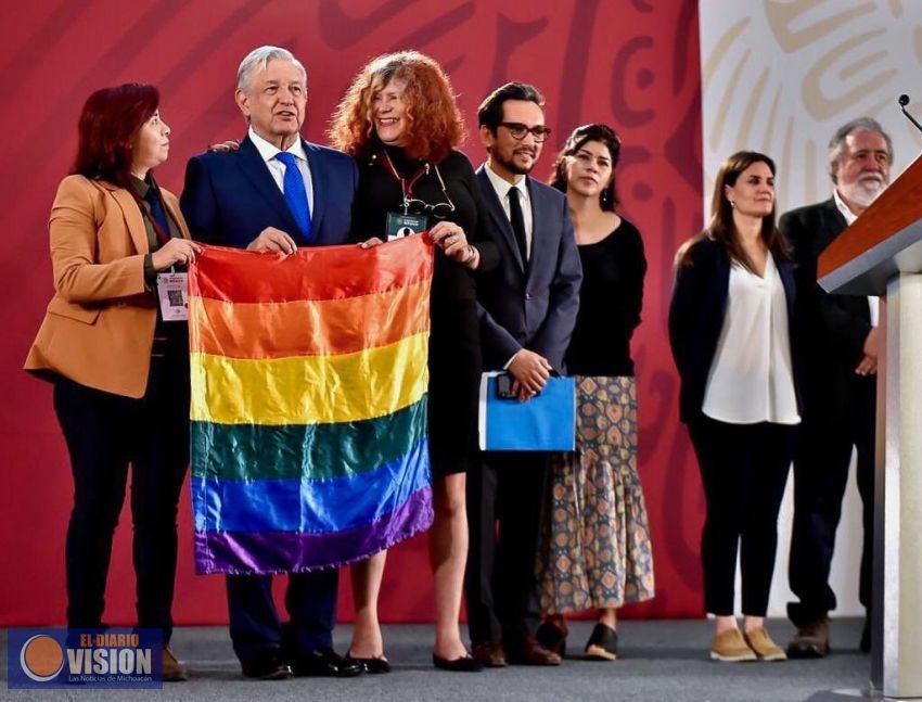 AMLO promueve la lucha contra la homofobia en México