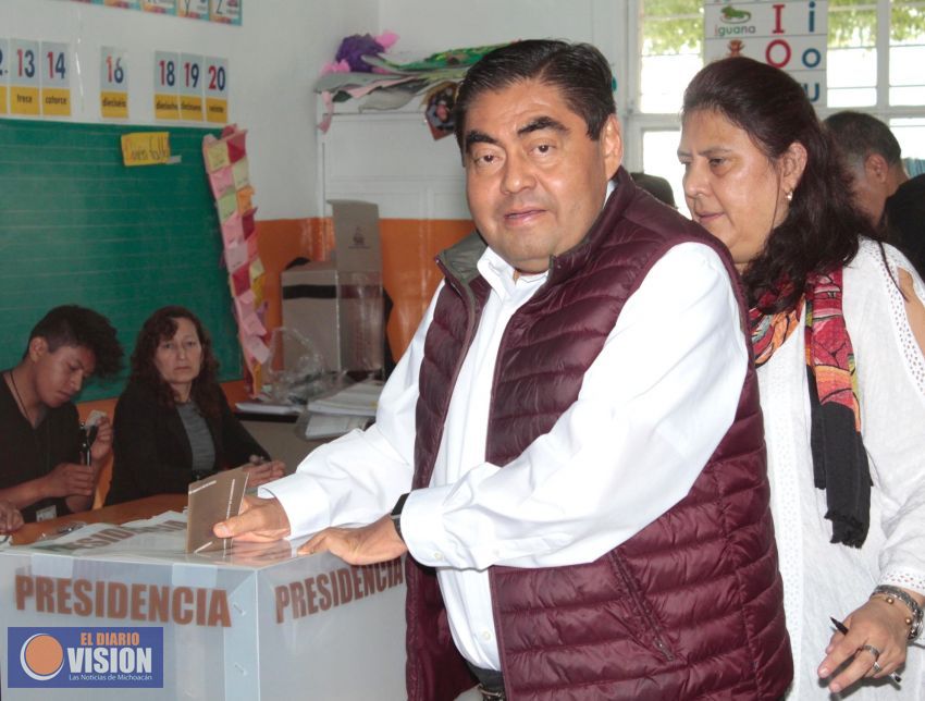 Miguel Barbosa, vota en su natal Tehuacan, Puebla 