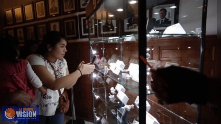 Exhiben en Los Pinos joyas que serán subastadas para apoyar hospitales de Michoacán 