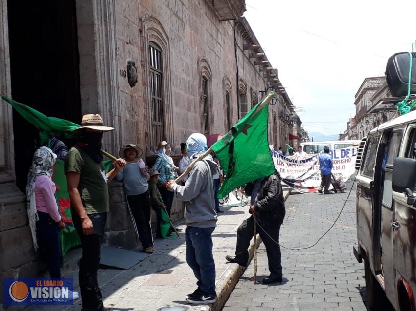 Integrantes del FNLS, protestan en el Ayuntamiento de Morelia.