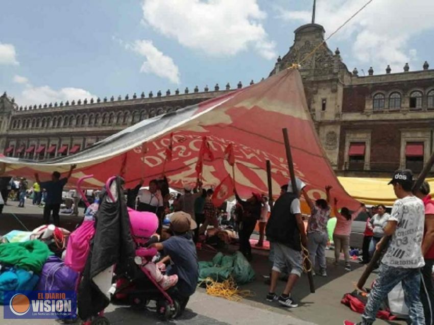 Instalan campesinos plantón frente a Palacio Nacional