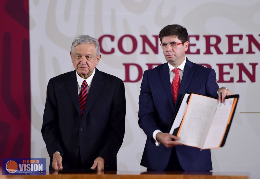 López Obrador firma ante notario su compromiso de no reelección
