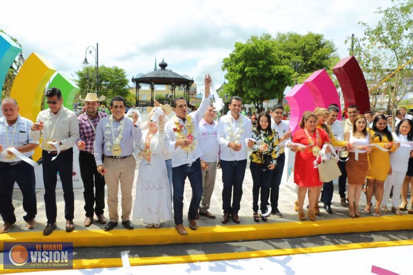 Tras décadas en el olvido, entrega Silvano Auroles plaza principal de Huetamo