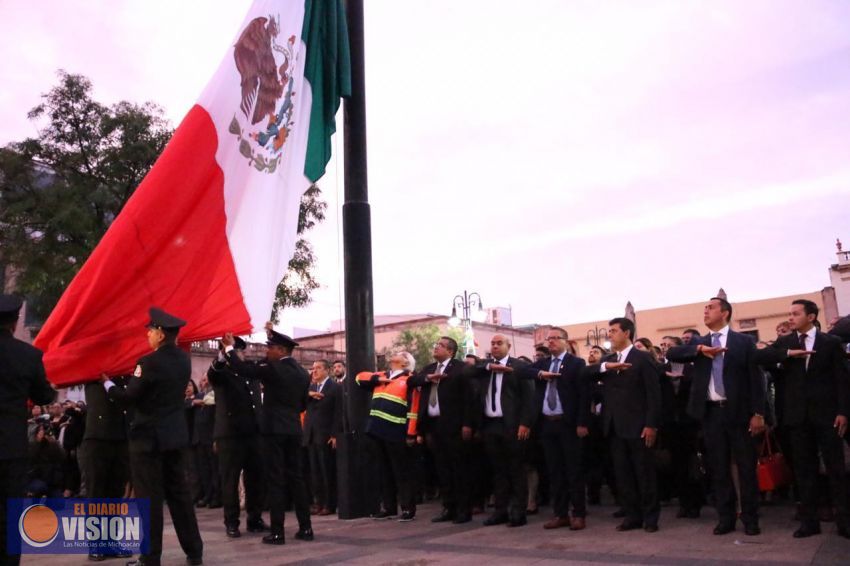 Conmemora Segob con izamiento los sismos de 1985 y 2017