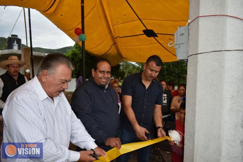 Jaime Hinojosa Inaugura ampliación de red eléctrica en la Tenencia de Tungareo.