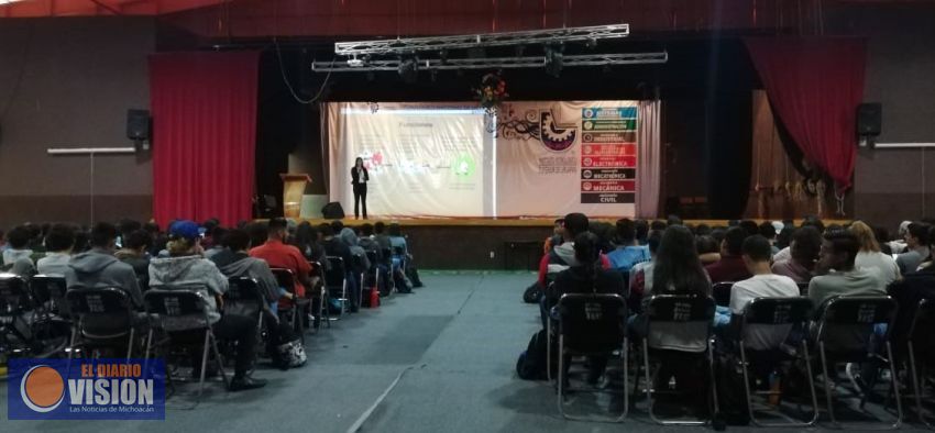 Imparte FGE plática sobre delitos cibernéticos en Uruapan