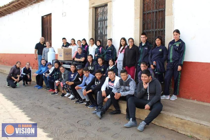 El alcalde Lupe Coria, entrega un desayunador a la Telesecundaria de la comunidad de La Luz
