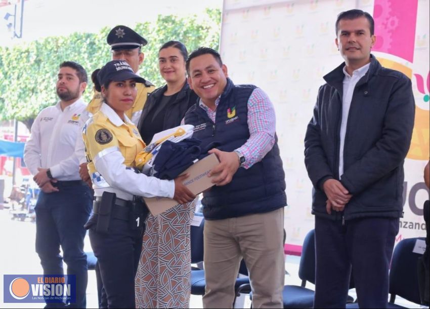 Fortalece Víctor Manríquez a Tránsito y Vialidad con equipo y uniformes