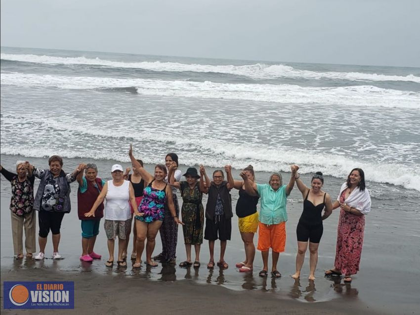 Adultos mayores cumplen su sueño de ir por primera vez a la playa 