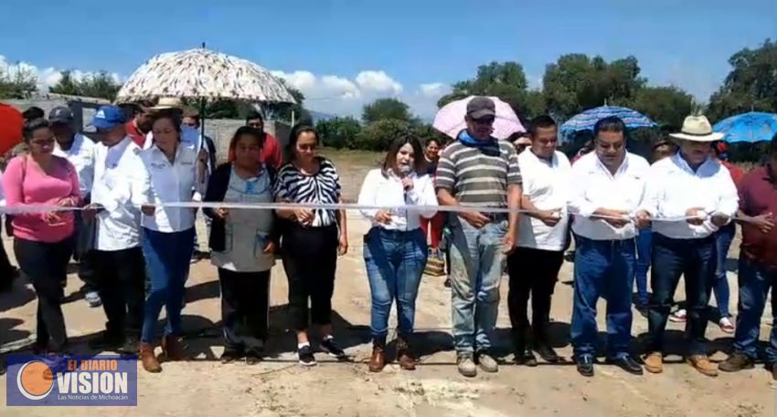 Mirna Acosta Tena, entrega varías obras en comunidades de Copándaro