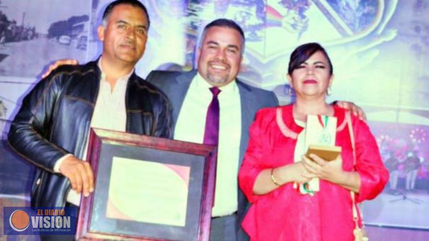Ayuntamiento de Tuxpan entrega la presea “Benedicto López Tejeda” a la primaria Isaac Arriaga.