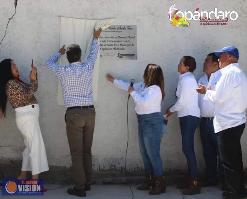 La alcaldesa Mirna Acosta Tena, inauguró varias obras en comunidades del Municipio de Copándaro