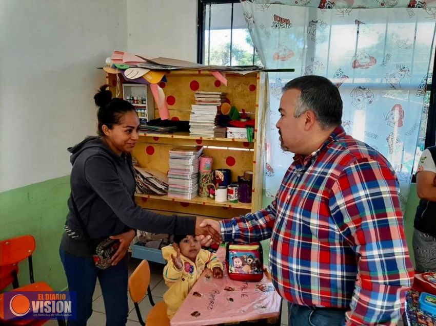 Jesús Mora, entrega apoyos en el desayunador escolar en el jardín de niños de La Presa.