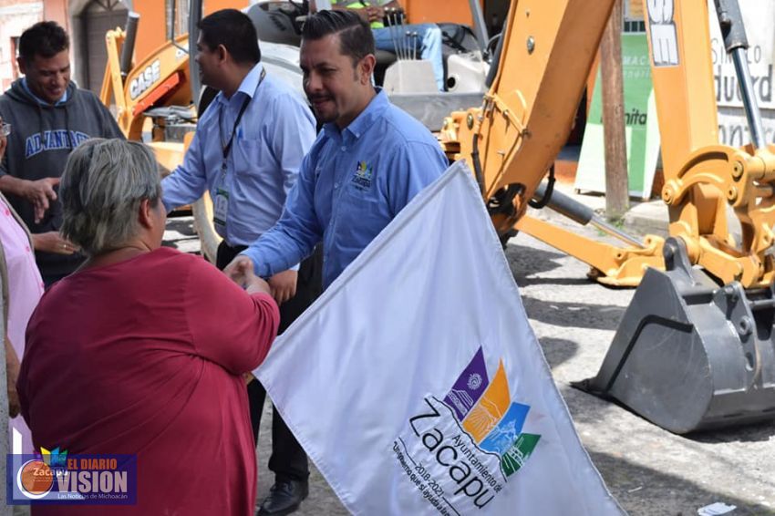 Luis Felipe León Balbanera, dio el banderazo de arranque a trabajos de repavimentación en Zacapu