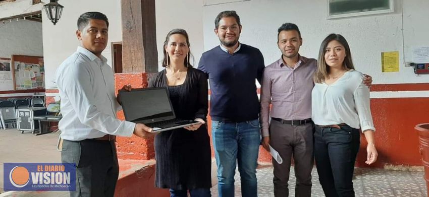 Macarena Chávez, hizo entrega de un equipo de cómputo a la Supervisión Escolar 278 